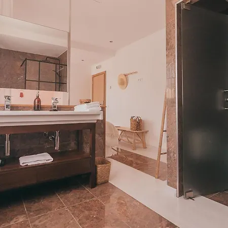 לינה וארוחת בוקר Joy House 4*